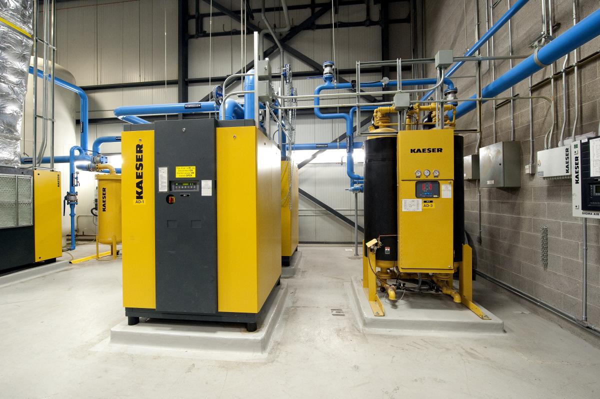 All compressors are controlled, within a narrow pressure band